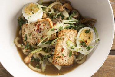 Mantar ve soya peyniri ramen