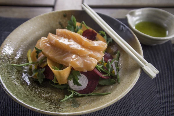 Gökkuşağı salata ve sos daldırma ile somon balığı