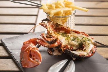 Yarı kızarmış Istakoz ot tereyağı ve patates kızartması ile 