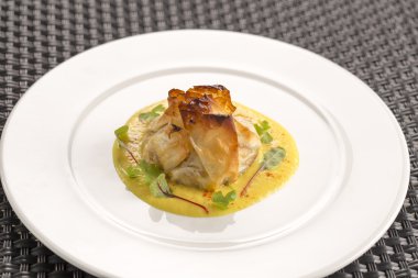 Filo parsel keçi peyniri, squash, sarı biber Sos 