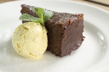 Koyu çikolata torte vanilyalı dondurma ile 