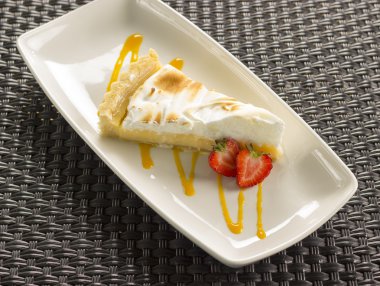  Limon kremalı pasta, Çarkıfelek coulis 