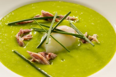 Yumuşak haşlanmış yumurta ve sarımsaklı chives ile bezelye ve jambon çorbası 