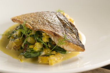 Safran, sarımsak ve patates suyu ile levrek 