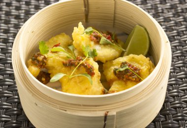 Tempura cod yanakları kırmızı biber Sos ile 