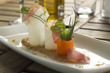 Romesco Serrano jambonu, turp ve mikro otlar ile 
