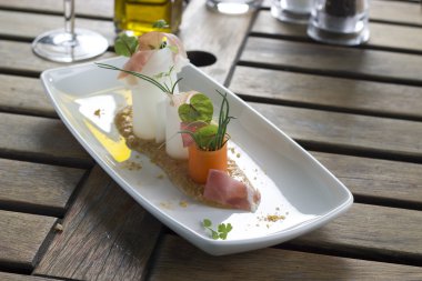 Romesco Serrano jambonu, turp ve mikro otlar ile 