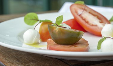 Bocconcini miras domates salatası