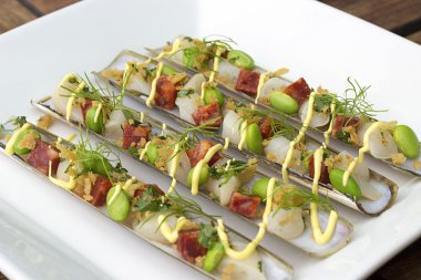  Ustura istiridye bakla, chorizo ve safran aioli ile 