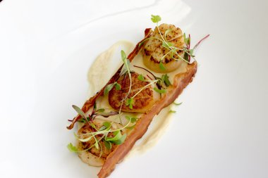  Tarak, armut ve salsify püresi ve pancetta