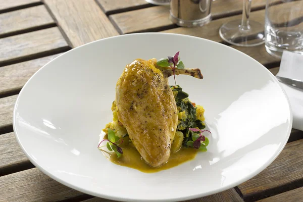 Corn fed chicken with sag aloo & curry veloute — Stock Photo, Image