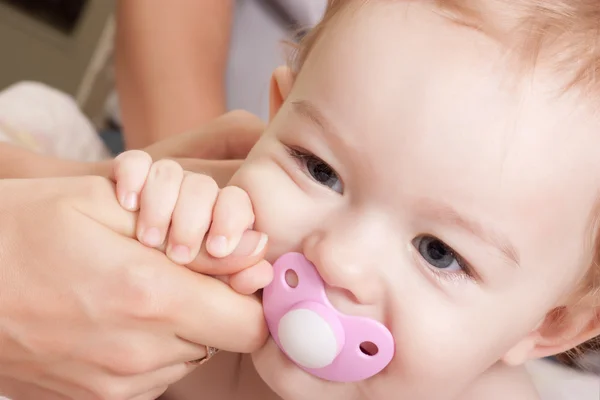 Le bébé garde le doigt de maman — Photo