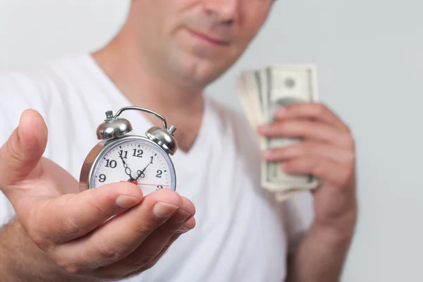 Homme tenant une montre dans une main à un autre argent — Photo