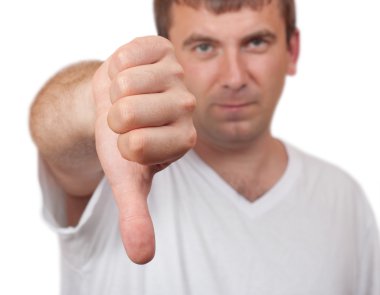 başparmak aşağı gösteren adam