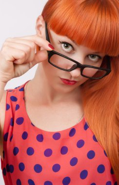 Kızıl saçlı Kız bardaklarda