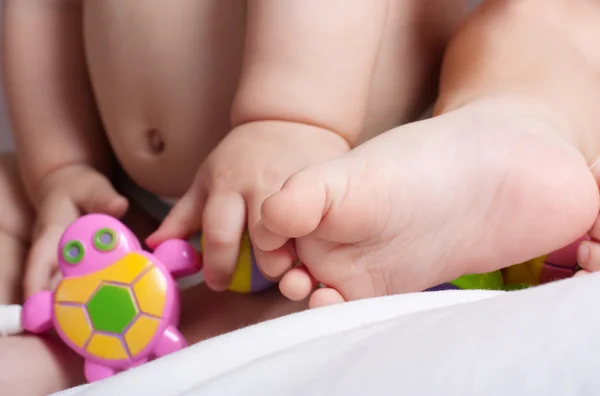Babys spielen mit Spielzeug — Stockfoto