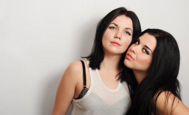 Güzel seksi esmer lezbiyenler