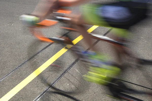 Ciclista Sfocato Causa Della Velocità Raggiungere Traguardo Una Gara Azione — Foto Stock