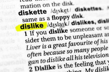 Vurgulanmış kelime hoşnutsuzluk kavramı ve anlam.