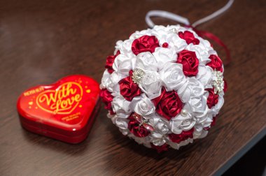 Düğün dekorasyon gelin beyaz ve kırmızı tonlarında