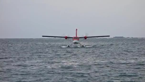 Landning på vatten av ett sjöflygplan — Stockvideo