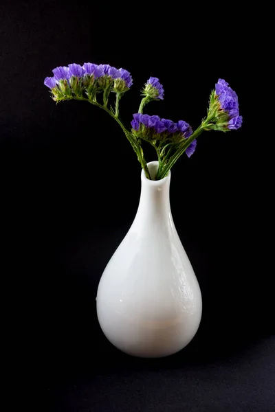 在黑色背景的花瓶里放一束花 — 图库照片