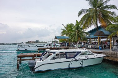  Maldivian adasındaki bir körfezde tekne.