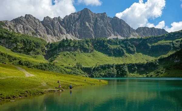 Alpine lake in an environment of mountains and the woods