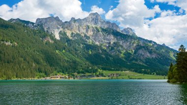 Dağların ve ormanların olduğu bir çevrede Alp Gölü