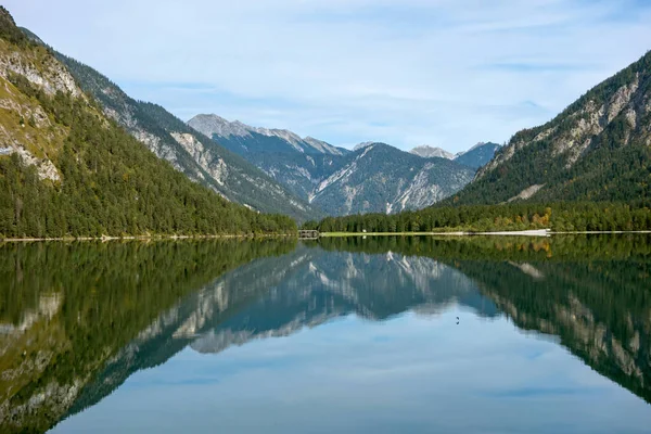 Dağların ve ormanların olduğu bir çevrede Alp Gölü