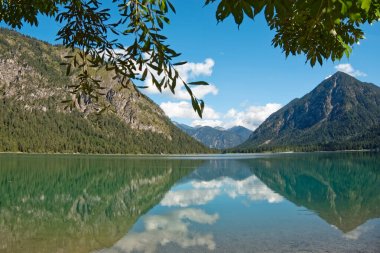 Dağların ve ormanların olduğu bir çevrede Alp Gölü