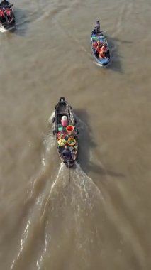 Meyveli bir teknenin Meksika Deltası, Vietnam 'daki geleneksel yüzer markete gidişinin havadan görüntüsü.