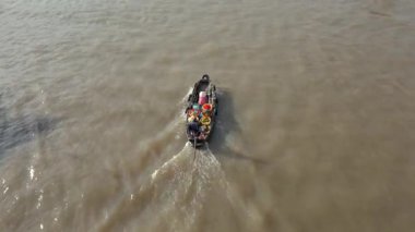 Meyveli bir teknenin Meksika Deltası, Vietnam 'daki geleneksel yüzer markete gidişinin havadan görüntüsü.