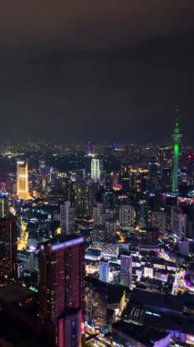 Kuala Lumpur şehrinin aydınlık gökdelenleri, parlayan gökdelenleri ve Malezya başkentinin canlı atmosferini gösteren modern şehir ışıklarıyla hava akımı..
