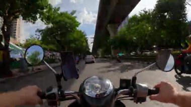 Mobiletle Bangkok, Tayland 'dan geçerken pov çekimi. Sürücü, BTS Skytrain metro hattının altındaki modern Asya caddelerinden geçiyor. Kentsel yaşam tarzı, seyahat ve seyahat macerası..