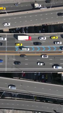 Bangkok, Tayland 'daki yüksek otoyollardaki yoğun trafiğin yukarıdan aşağıya görüntüsü. Arabalar, sarı taksiler ve Güneydoğu Asya başkentindeki çok katmanlı yollarda yoğun kentsel hareketlilik.