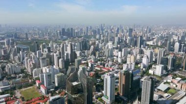Modern gökdelenleri, şehir silueti ve yoğun şehir manzarası olan Bangkok, Tayland 'ın havadan görünüşü. Güneydoğu Asya başkenti büyüme ve mimari gelişim gösteriyor.