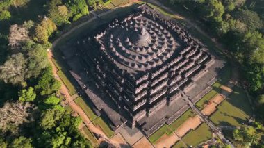 Merkez Java, Endonezya 'daki Borobudur Tapınağı' nın havadan görünüşü. Gündoğumunda, tropikal ormanlarla çevrili antik Budist anıtı. UNESCO Dünya Mirası Sitesi, kültür, tarih ve seyahat temaları.
