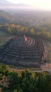 Merkez Java, Endonezya 'daki Borobudur Tapınağı' nın havadan görünüşü. Gündoğumunda, tropikal ormanlarla çevrili antik Budist anıtı. UNESCO Dünya Mirası Sitesi, kültür, tarih ve seyahat temaları.