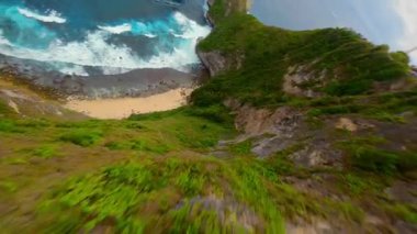 İkonik Diamond Sahili üzerinde, kireçtaşı uçurumları, turkuaz okyanusu ve Endonezya 'nın Nusa Penida Adası' ndaki beyaz kumla uçan İHA uçuşu..