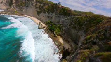 İkonik Diamond Sahili üzerinde, kireçtaşı uçurumları, turkuaz okyanusu ve Endonezya 'nın Nusa Penida Adası' ndaki beyaz kumla uçan İHA uçuşu..