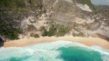 Dramatik uçurumlar, turkuaz dalgalar ve Endonezya, Bali 'deki Nusa Penida adasındaki gizli Kelingking plajları.