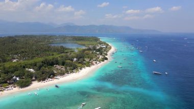 Tropikal kıyı şeridi, turkuaz su ve tropikal tatil beldeleriyle Endonezya 'daki Gili Meno' nun hava manzarası. Lombok yakınlarında manzaralı seyahat.