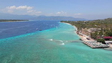 Gili Trawangan, Endonezya 'nın tropikal kıyı şeridi, turkuaz su ve tropikal tatil beldeleriyle hava manzarası. Lombok yakınlarında manzaralı seyahat.