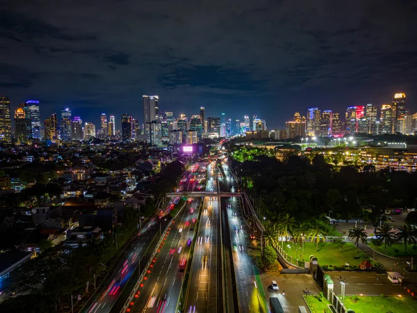 Jakarta şehrinin hava aracı görüntüsü aydınlık gökdelenleri ve yoğun karayolu trafiği ile Endonezya 'nın başkentinde.