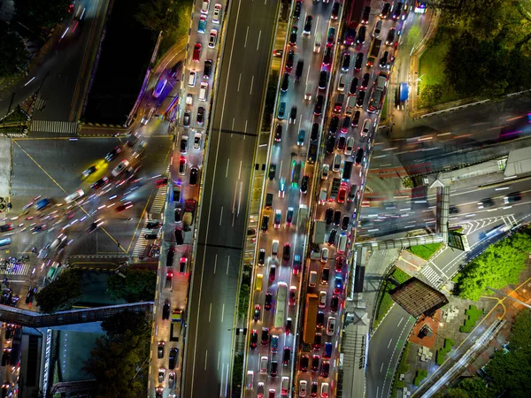 Jakarta, Endonezya 'daki gece trafiğinin yukarıdan aşağı görüntüsü. Anayolu ve kavşakları dolduran arabalar ve otobüsler modern bir Asya metropolünün canlı şehir yaşamını gözler önüne seriyor..