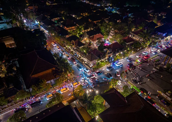 Bali, Endonezya 'daki Ubud Sarayı' nda gece trafiği ve geleneksel dans gösterilerinin insansız hava aracı görüntüsü