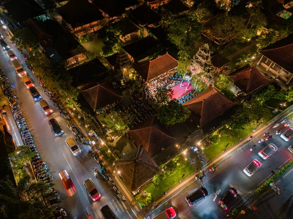 Bali, Endonezya 'daki Ubud Sarayı' nda gece trafiği ve geleneksel dans gösterilerinin insansız hava aracı görüntüsü