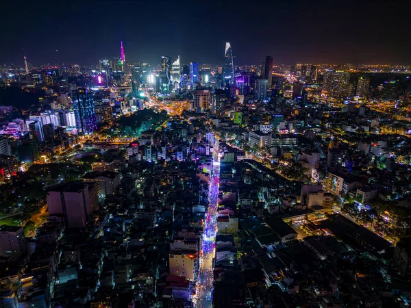 Şehir merkezindeki Ho Chi Minh şehrinin gece görüşü aydınlanmış Bui Vien caddesi şehir manzarasında parlıyor. Şehir ışıkları, modern ufuk çizgisi ve Vietnam 'ın yoğun gece hayatı atmosferi..
