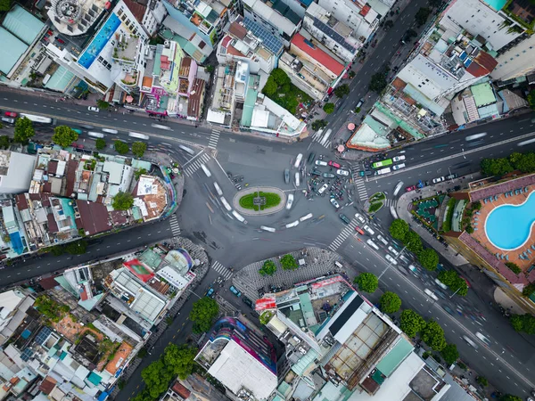 Ho Chi Minh City, Vietnam 'daki yerleşim alanındaki sabah trafiğinin yukarıdan aşağı görüntüsü..